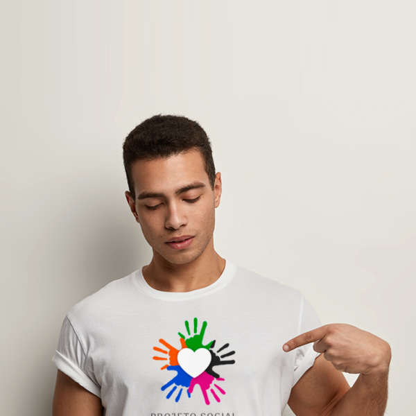 Camiseta branca com logotipo grande no centro