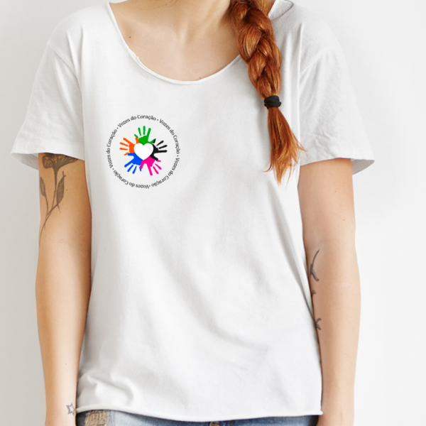 Camiseta branca com logotipo pequeno circular - Vozes do Coração