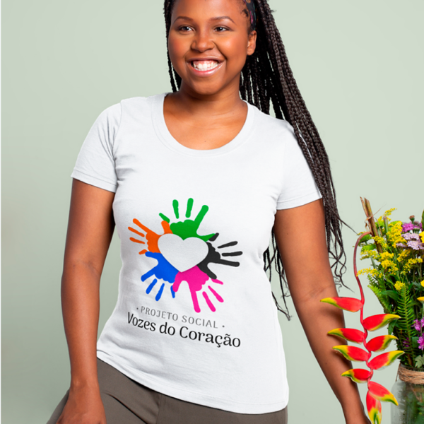 Camiseta branca com logotipo grande no centro